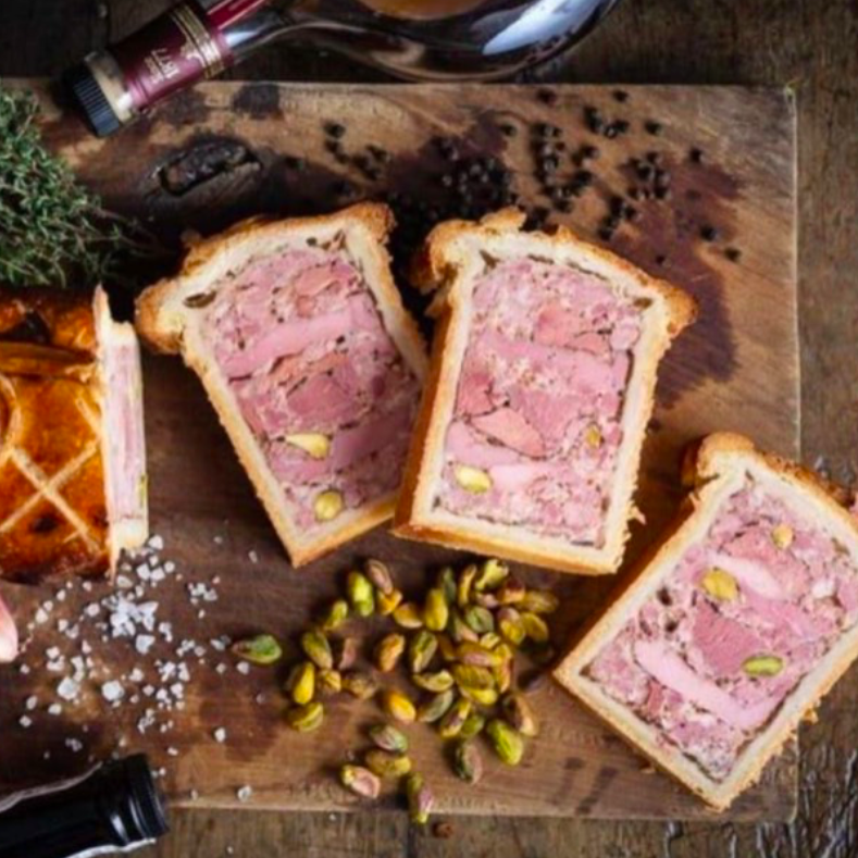 Paté en croute à table charcutaria epicerie